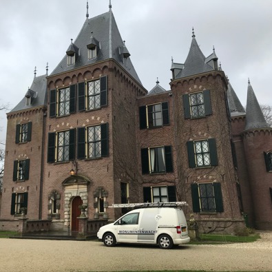 Busje van de monumentenwacht staat geparkeerd voor een kasteel tijdens de inspectie