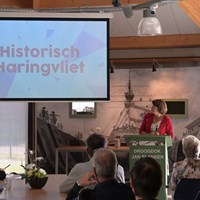 Gedeputeerde Willy de Zoete mocht de naam van de verbrede Erfgoedlijn Historisch Haringvliet onthullen.