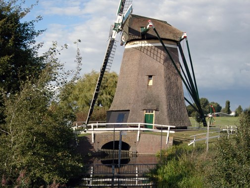 De Barremolen aan de Burgermeester Smeetsweg in Zoeterwoude-Rijndijk