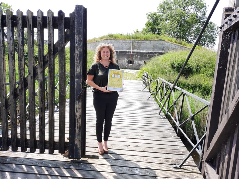 Marianne Weeder van de Stichting Het Zuid-Hollands Landschap neemt het compliment in ontvangst op de toegangsbrug naar Fort Penserdijk