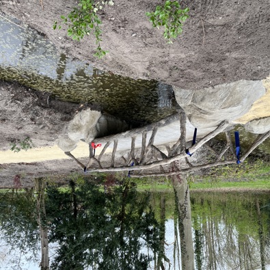 De onthulling van een monumentale cementrustieke brug in Wassenaar
