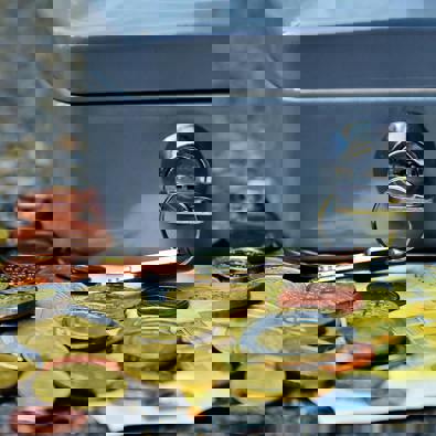 Geldkluis met geld, afbeelding illustratief