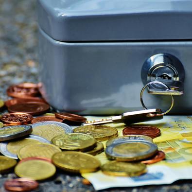 Geldkluis met geld, afbeelding illustratief