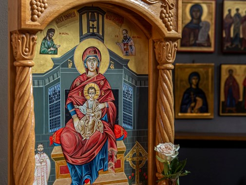 Icoon van de patroonheilige van de Roemeens-orthodoxe Parochie: St. Gregorius de Theoloog. Achter de patroonheilige is de kapel afgebeeld. (Foto: Floris Scheplitz)