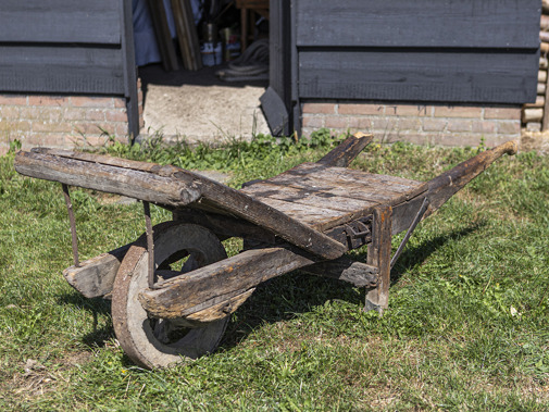 Gereedschappen op en rond een molen. Foto: Floris Scheplitz