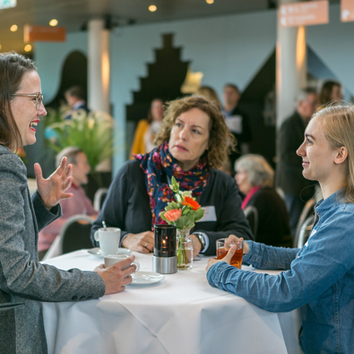 Deelnemers van de erfgoeddag met elkaar in gesprek
