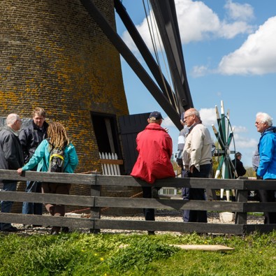 Bezoekers bij een molen