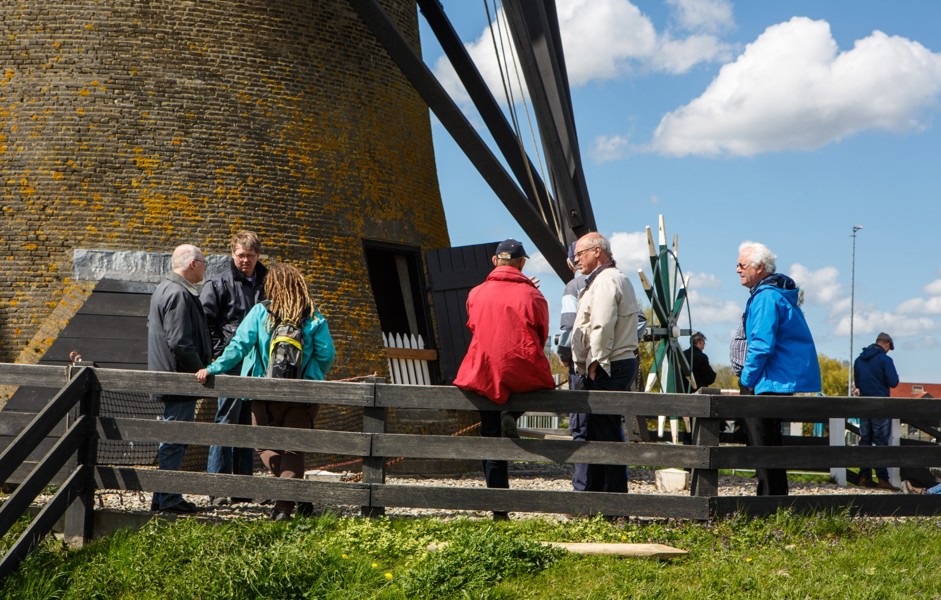Bezoekers bij een molen