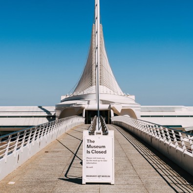 Museum met bord: The Museum is Closed, vertaling: Het museum is gesloten