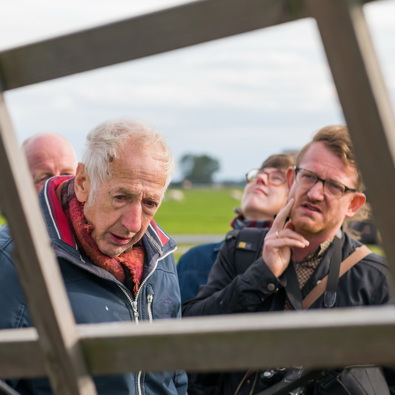 deelnemers kijken bij de wieken