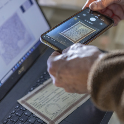 laptop met telefoon die een object scant