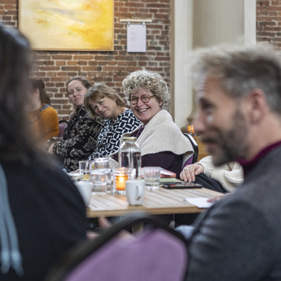 Deelnemers in gesprek tijdens bijeenkomst van het Steunpunt