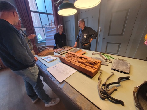 Tafel met allerlei materialen (Open Monumentendag 2024)