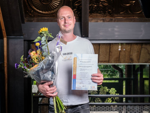 Portretfoto met Jordy Turnhout en zijn diploma