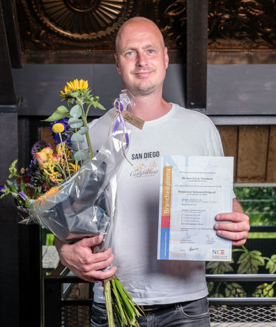 Portretfoto met Jordy Turnhout en zijn diploma