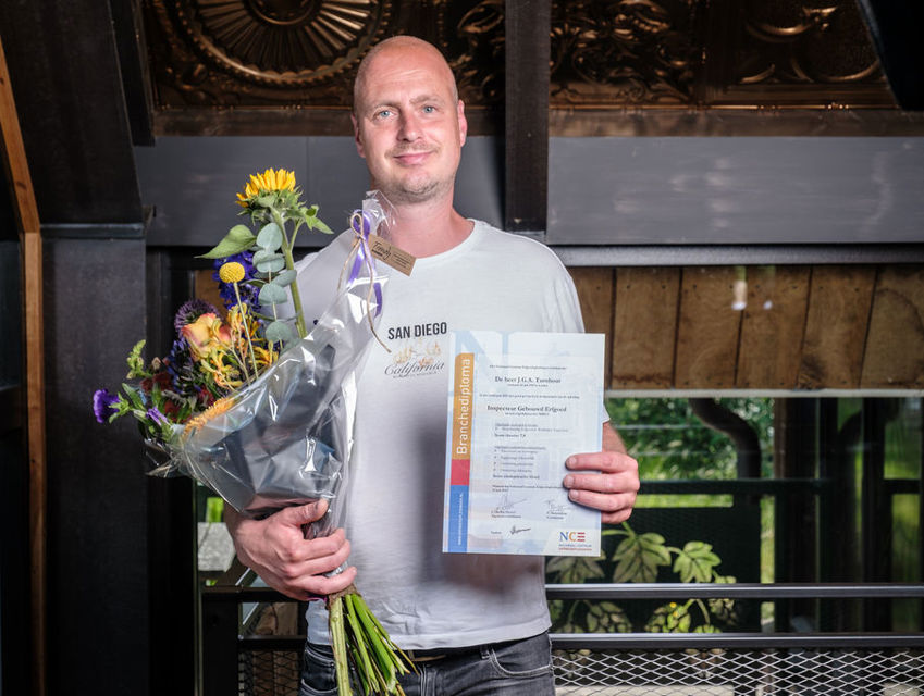 Portretfoto met Jordy Turnhout en zijn diploma