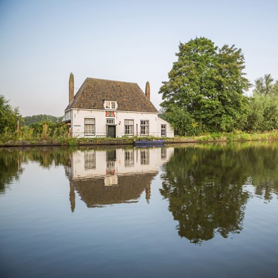 Landschapsfoto met monument langs het water