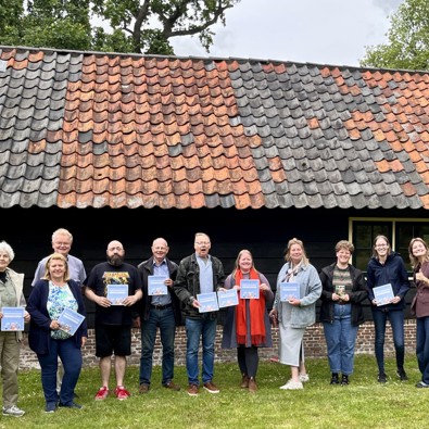 De groep cursisten met certificaat in handen