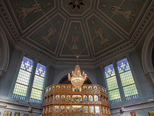 Het plafond met de engelen, nog uit de tijd dat het een katholieke kapel was. (Foto: Floris Scheplitz)