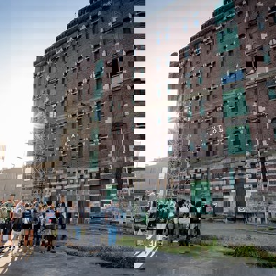 Groep staat voor Pakhuis Santos in Rotterdam