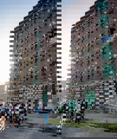 Groep staat voor Pakhuis Santos in Rotterdam
