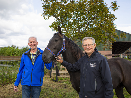 Theo van den Bosch en Frans Jansen bij Boerderij Akkerlust in Stompwijk.