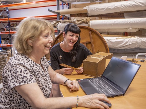 Twee vrouwen achter laptop