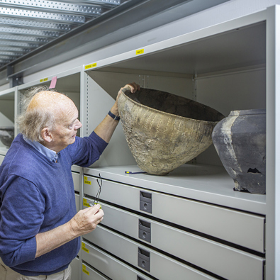 Object dat door iemand wordt geïnspecteerd, in een depot