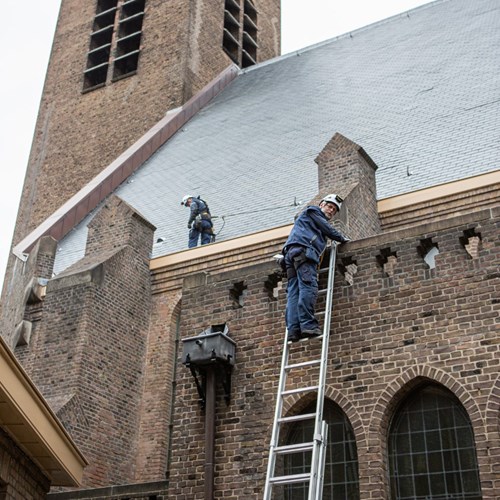 Monumentenwachters op het dak van de kerk
