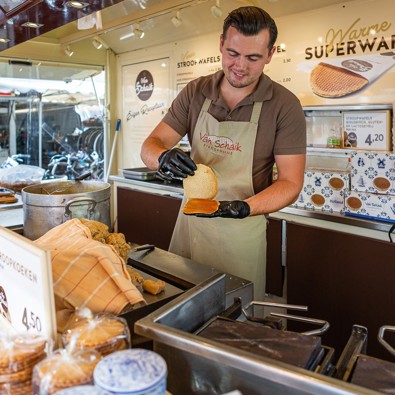 Man bakt stroopwafels in kraam