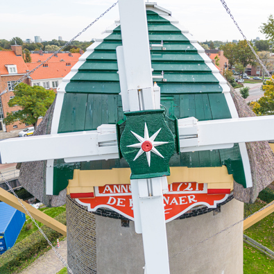 dronefoto van de bovenkant van een molen met de wieken