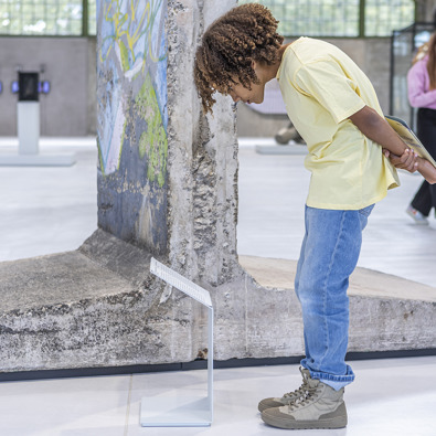 Jongen kijkt op bord in FENIX museum