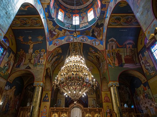 Het interieur van de Kathedraal Heilige Nikolaas met een rijk versierde koepel en vele iconen. (Foto: Floris Scheplitz).