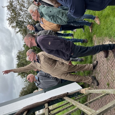 deelnemers staan om de molen