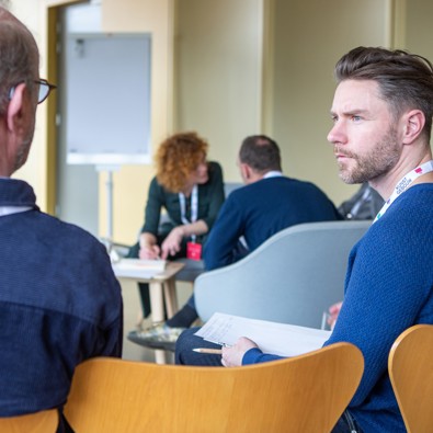Adviseur Kay in gesprek tijdens de bijeenkomst Beleidsmakers cultuur en erfgoed.