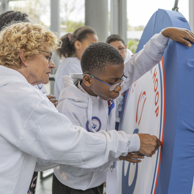Kinderen tijdens de Loop voor hoop tijdens 80-jarig jubileum Vrijheid