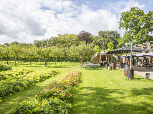 Moestuin en aangrenzend restaurant
