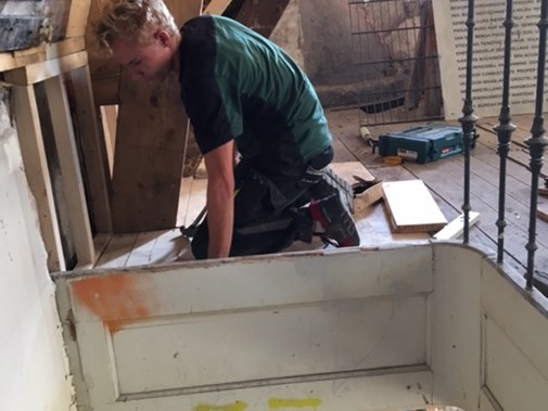 Leerling restaurateur Thomas restaureert de balklaag en vloer