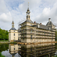 kasteel met slotgracht staat ingebouwd met steigers
