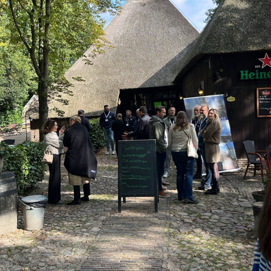 De locatie van de bijeenkomst: deelnemers in gesprek met elkaar