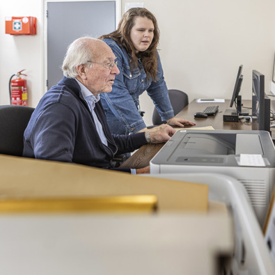 Foto van mensen achter de computer