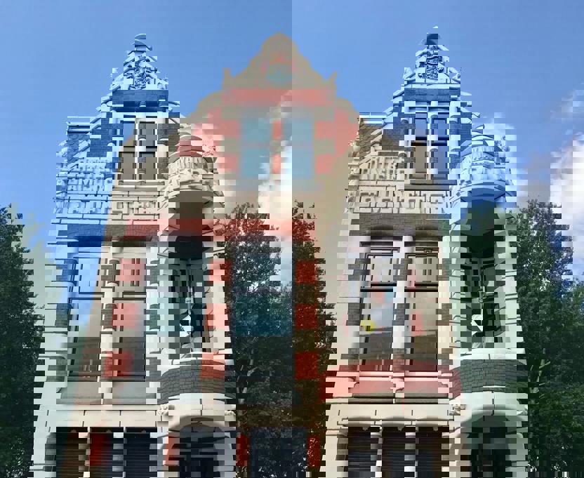 Vincent Taapken ontvangt het Compliment voor het Monument.