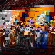 De winnaars van de erefgoedvrijwilligersprijs 2024: juichend en met confetti