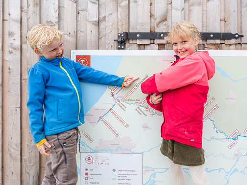 Twee kinderen naast limeskaart op limeslocatie Park Matilo in Leiden (Foto: Floris Scheplitz / Erfgoedhuis Zuid-Holland)