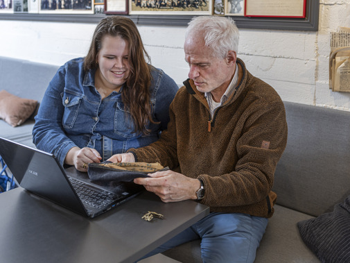 Twee mensen achter laptop