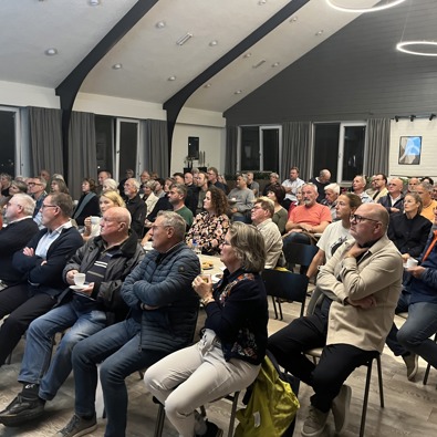 Een volle zaal bij de informatieavond in gemeente Goeree-Overflakkee