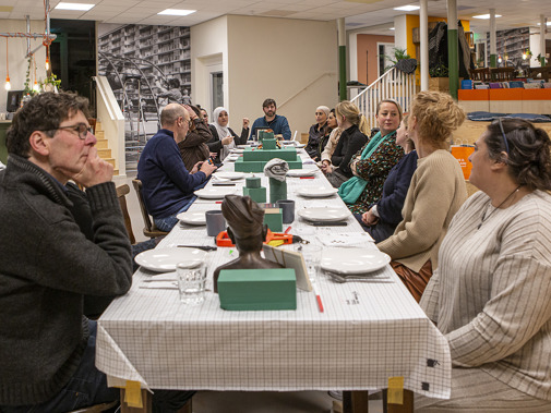 Diner met diverse mensen in gesprek