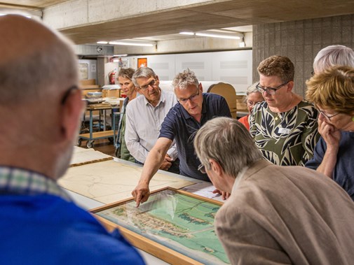 Rondleiding langs historische kaarten in het Nationaal Archief, 2022 (Foto: Floris Scheplitz / Erfgoedhuis Zuid-Holland)