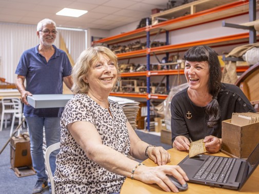 Drie personen aan het werk met collectieregistratie