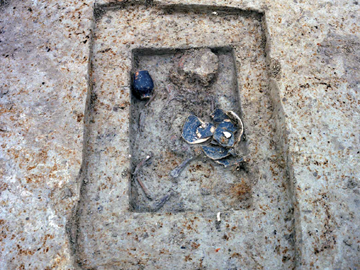 Skelet van baby in Romeins grafveld bij Valkenburg.